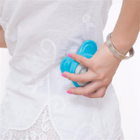 Une personne massant le bas de son dos avec le Masseur vibrant bleu