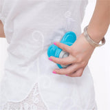 Une personne massant le bas de son dos avec le Masseur vibrant bleu