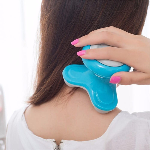 Une personne appliquant le Masseur vibrant bleu sur sa nuque pour soulager les tensions