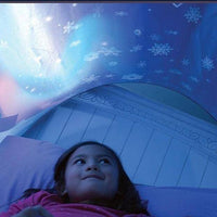 Une enfant allongée sous un paravent de lit polaire avec des flocons de neige et des aurores boréales