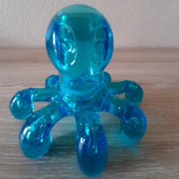 La pieuvre masseuse bleue vue de profil, mettant en évidence sa forme ergonomique et ses tentacules