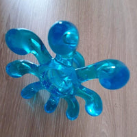 Pieuvre masseuse bleue placée verticalement, idéale pour un massage ciblé du dos ou des épaules
