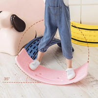 Une enfant sur une planche d’équilibre rose, démontrant une inclinaison de 35 degrés pour travailler l’équilibre