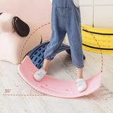 Une enfant sur une planche d’équilibre rose, démontrant une inclinaison de 35 degrés pour travailler l’équilibre