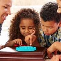 Une famille réunie autour d'un Press-in bubble turquoise, un jouet sensoriel à bulles à presser
