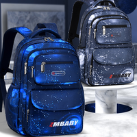 Deux sacs à dos à compartiment, motif galaxie (un bleu foncé et un bleu-gris), présentés côte à côte