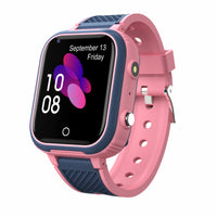 Vue inclinée de la SereniKid - Montre Enfant GPS 4G Connectée rose affichant la date du vendredi 13 septembre