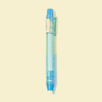 Stylo gomme bleu transparent vu de face