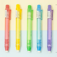 Cinq stylos gomme multicolores alignés : rouge, jaune, vert, bleu et violet 
