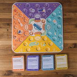 Enfant jouant au jeu Super Co-Quotidien, concentré et engagé dans une activité éducative