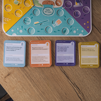 Cartes pédagogiques du jeu Super Co-Quotidien sur une table, pour apprendre l'autonomie aux enfants