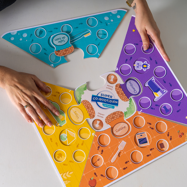 Assemblage des pièces colorées du puzzle éducatif Super Co-Quotidien