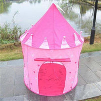 Tente châteaux de couleur rose, décorée d’étoiles blanches, installée au bord d’un étang