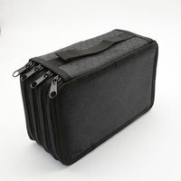 Trousse noire à multiples compartiments, fermée, avec poignée sur le dessus et fermetures éclair visibles