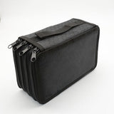 Trousse noire à multiples compartiments, fermée, avec poignée sur le dessus et fermetures éclair visibles