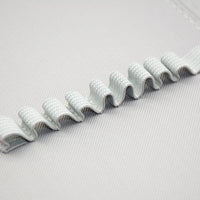 Alignement d’élastiques gris de rangement à l’intérieur d’une trousse à compartiment noire 