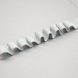 Alignement d’élastiques gris de rangement à l’intérieur d’une trousse à compartiment noire 