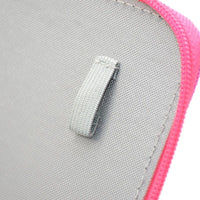 Gros plan sur une languette élastique grise à l’intérieur d’une trousse à compartiment noire 