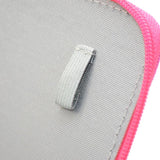 Gros plan sur une languette élastique grise à l’intérieur d’une trousse à compartiment noire 