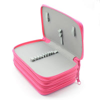 Trousse à compartiment ouverte, avec ses rangements élastiques visibles et une bordure colorée