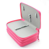 Trousse à compartiment ouverte, avec ses rangements élastiques visibles et une bordure colorée