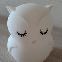Veilleuse hibou à LED blanche, yeux fermés, posée sur une table
