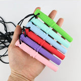 colliers à mâcher sabre tenue en main