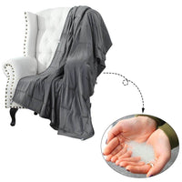 couverture lestée indigo avec bille en verre sur un fauteuil