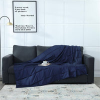 couverture lestée indigo sur un canapé