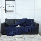 couverture lestée indigo sur un canapé