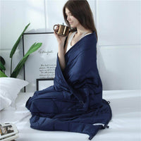 couverture lestée indigo sur une femme couverte